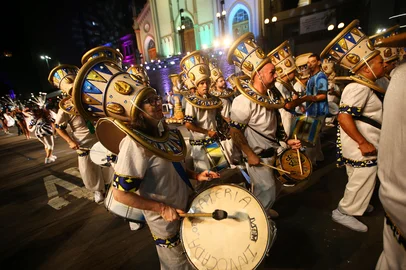 CAXIAS DO SUL, RS, BRASIL, 28/02/2026. Desfile das escolas de samba de Caxias do Sul que retorna à Rua Sinimbu. Cada agremiação terá entre 30 e 60 minutos para cruzar a avenida, considerando passagem de som e aquecimento. Após 10 anos, Caxias volta a ter desfile competitivo. Na foto, desfile da escola Acadêmicos Pérola Negra com o samba-enredo O Sonho de um menino se transforma em aquarela, Salve o presidente Cafu, o brilho eterno de um sambista. (Porthus Junior/Agência RBS)<!-- NICAID(16235174) -->