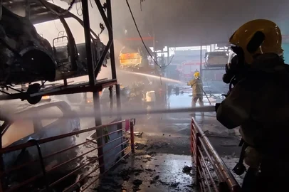 NOVO HAMBURGO, RS, BRASIL, 20-07-2025: Incêndio atinge desmanche de carros em Novo Hamburgo. Foto: Juliano Palinha/Divulgação<!-- NICAID(16084246) -->
