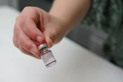 CAXIAS DO SUL, RS, BRASIL, 17/11/2022. A 5ª Coordenadoria Regional da Saúde, em Caxias do Sul, recebeu doses da vacina Pfizer Baby, contra o coronavírus. Os imunizantes serão distribuídos nesta quinta (17) para Caxias do Sul e municípios da região da serra. Na foto, Patrícia Jardim Machado, responsável pelas imunizações da 5° CRS. (Bruno Todeschini/Agência RBS)<!-- NICAID(15267740) -->