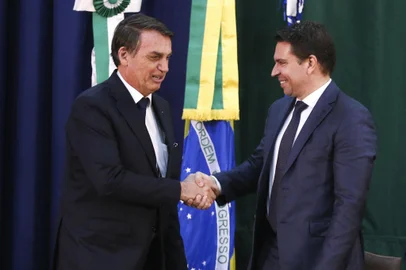 O presidente Jair Bolsonaro cumprimenta o novo diretor-geral da Agência Brasileira de Inteligência (Abin), Alexandre Ramagem<!-- NICAID(15812107) -->
