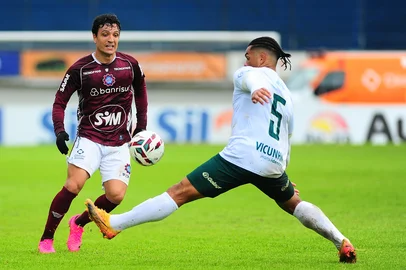 Porthus Junior / Agencia RBS CAXIAS DO SUL, RS, BRASIL, 11/07/2026. SER Caxias x Floresta, jogo válido pela 14ª rodada da primeira fase da Série C do Campeonato Brasileiro 2026 e realizado no estádio Francisco Stédile (estádio Centenário). Na foto, o meia Matheus Anjos. (Porthus Junior/Agência RBS)<!-- NICAID(16325619) -->