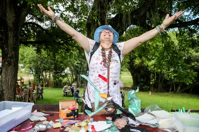 CAXIAS DO SUL, RS, BRASIL, 08/12/2025. Neste sábado, 06, o Grupo Escoteiro Saint Hilaire, de Caxias do Sul, recebeu a artista Teca para uma oficina de mensagens. (Neimar De Cesero/Agência RBS)Indexador: Neimar De Cesero<!-- NICAID(16182544) -->