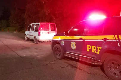 A Polícia Rodoviária Federal (PRF) apreendeu um carro com mais de R$ 237 mil em multas vencidas. O caso ocorreu na noite de quinta-feira (5) em Montenegro, no Vale do Caí. Os débitos eram resultado de 232 multas de trânsito, todas vencidas. A maior parte das infrações eram por excesso de velocidade.<!-- NICAID(16053818) -->