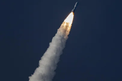 CAPE CANAVERAL, FLORIDA - APRIL 28: A United Launch Alliance Atlas V rocket carrying Amazon Project Kuiper lifts off to launch the first production satellites from Space Launch Complex 41 on April 28, 2025, in Cape Canaveral, Florida. Project Kuiper intends to provide high-speed internet, with service expected later this year. The KA-01 mission is scheduled for April 28 at 7:00 p.m EST.   Miguel J. Rodriguez Carrillo/Getty Images/AFP (Photo by Miguel J. Rodriguez Carrillo / GETTY IMAGES NORTH AMERICA / Getty Images via AFP)<!-- NICAID(16026295) -->