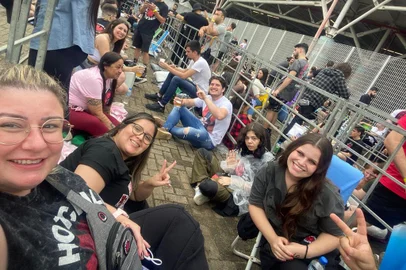 Fãs de Red Hot Chili Peppers falam sobre expectativa para o show. Carina Horn, 37 anos, está na fila desde a madrugada de quinta-feira.<!-- NICAID(15599045) -->