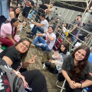 Fãs de Red Hot Chili Peppers falam sobre expectativa para o show. Carina Horn, 37 anos, está na fila desde a madrugada de quinta-feira.<!-- NICAID(15599045) -->