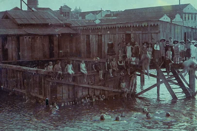 Piscina da Sogipa dentro do Guaíba, inaugurada em 1885. Não da foto desconhecido.<!-- NICAID(15035743) -->