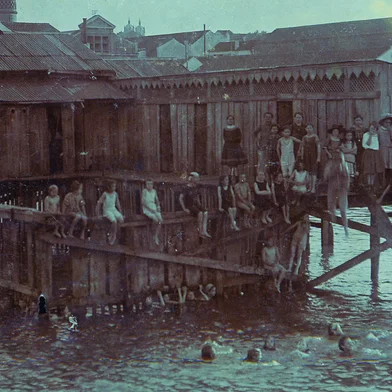 Piscina da Sogipa dentro do Guaíba, inaugurada em 1885. Não da foto desconhecido.<!-- NICAID(15035743) -->