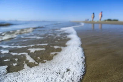 MARILUZ, RS, BRASIL - 25.01.2016 - Dia de tempo quente e céu aberto na praia de Mariluz, Litoral Norte do Rio Grande do Sul. (BRUNO ALENCASTRO/AGÊNCIA RBS)<!-- NICAID(11967771) -->