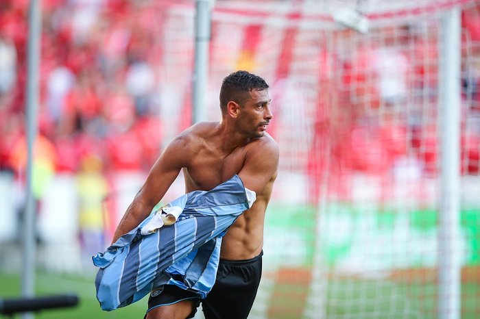 As razões para a desistência e a surpreendente permanência de Diego Souza no Grêmio