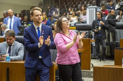 Movimentação de Plenário. Vereador Alexandre Bublitz e vereadora Tanise Saabino comemoram aprovação de projeto.<!-- NICAID(16179670) -->
