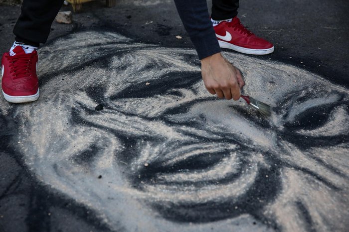 Na maior parte do tempo, artista fica agachado ou inclinado sobre o desenho no chão, o que exige esforço físico