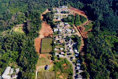 Um ano após a enchente histórica, obras de reconstrução e assistência social em Gramado somam R$ 120 milhões. Loteamento Orlandi - no entorno, trabalhos de rede de drenagem que possibilitaram a recuperação dos lote<!-- NICAID(16027475) -->