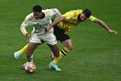 Real Madrid's English midfielder #05 Jude Bellingham (L) and Dortmund's German midfielder #23 Emre Can vie for the ball during the UEFA Champions League final football match between Borussia Dortmund and Real Madrid, at Wembley stadium, in London, on June 1, 2024. (Photo by Ben Stansall / AFP)Editoria: SPOLocal: LondonIndexador: BEN STANSALLSecao: soccerFonte: AFPFotógrafo: STF<!-- NICAID(15778587) -->