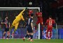 Champions League: Alisson brilha em vitória do Liverpool, e Raphinha é decisivo para o Barcelona