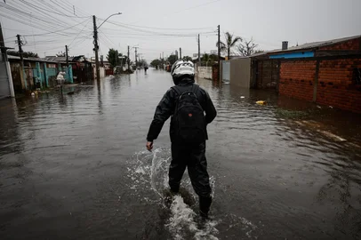 CANOAS, RS, BRASIL, 18-06-2025: CHUVAS NO RS -  Após pouco mais de um ano da enchente de 2024, a água volta a invadir o bairro Mathias Velho, em Canoas. Grande quantidade de chuva que caiu no estado e na região metropolitana, causa transtorno e amplia trauma nas pessoas atingidas. Foto: André Ávila/ Agência RBSIndexador: Andre Avila<!-- NICAID(16062736) -->