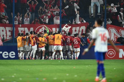 Internacional's Argentine defender #35 Brian Aguirre (C) celebrates with teammates after scoring a goal during the Copa Libertadores group stage football match between Uruguay's Nacional and Brazil's Internacional at the Gran Parque Central stadium in Montevideo, on May 15, 2025. (Photo by DANTE FERNANDEZ / AFP)Editoria: SPOLocal: MontevideoIndexador: DANTE FERNANDEZSecao: soccerFonte: AFPFotógrafo: STR<!-- NICAID(16038521) -->