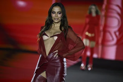 Brazilian singer Anitta presents a creation for L'Oreal Paris show Walk Your Worth as part of the Paris Fashion Week Women Ready-to-wear Spring-Summer 2025 collection at Palais Garnier (Opera national de Paris) opera house, in Paris on September 23, 2024. (Photo by JULIEN DE ROSA / AFP)Editoria: ACELocal: ParisIndexador: JULIEN DE ROSASecao: fashionFonte: AFPFotógrafo: STF<!-- NICAID(15875615) -->