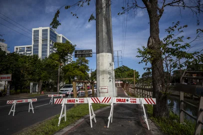 Porto Alegre, ES, Brasil - Trecho da ciclovia localizada na Avenida Ipiranga junto ao arroio Dilúvio desmoronou, DMAE fez um desvio sinalizado.Indexador: Jefferson Botega<!-- NICAID(15485421) -->