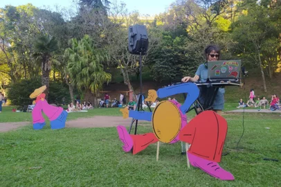 Quem passou pela Parque dos Macaquinhos, em Caxias do Sul, na tarde deste domingo (29) pôde se divertir no ritmo de latinidades e brasilidades em intervenção da Mostra Tum Tum. A atividade ocorreu das 16h às 18h na área central do parque e teve como atração a DJ caxiense Paulinha. Esta foi uma ação promocional do festival que está com edital aberto para músicos, musicistas e bandas de toda a América Latina que desejam compor parte da programação prevista para ocorrer até abril de 2025.<!-- NICAID(15878757) -->