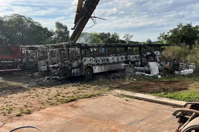 Um incêndio atingiu o pátio de uma empresa de transporte, em Alegrete, na Região Central do Rio Grande do Sul, na manhã desta quarta-feira (4). O fogo destruiu seis ônibus, uma carreta semirreboque e uma caçamba. Ninguém ficou ferido.<!-- NICAID(16052809) -->