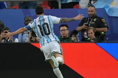 JUAN MABROMATA / AFP Argentina's forward #10 Lionel Messi celebrates scoring his team's first goal during the 2026 World Cup Group J football match between Argentina and Algeria at the Kansas City Stadium in Kansas City on June 16, 2026. (Photo by JUAN MABROMATA / AFP)<!-- NICAID(16308200) -->