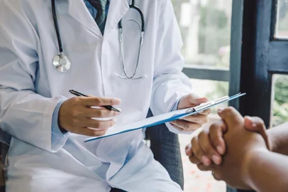 Doctor giving a consultation to a patient and explaining medical informations and diagnosisFonte: 275598769<!-- NICAID(14803924) -->
