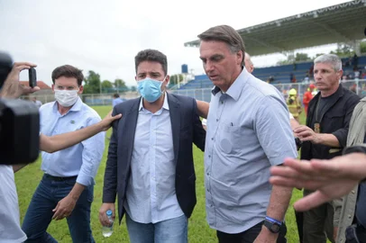 Bolsonaro sobrevoa áreas atingidas por cheia dos rios no AcreAC - CHUVA/ACRE/BOLSONARO - GERAL - O presidente Jair Bolsonaro (sem partido) visita o município de Sena Madureira, no     Acre, nesta quarta-feira, 24, para sobrevoar as regiões atingidas por alagamentos     na última semana. O estado sofre com a cheia em 10 cidades.      24/09/2020 - Foto: DIEGO GURGEL/ISHOOT/ESTADÃO CONTEÚDOEditoria: GERALLocal: SENA MADUREIRAIndexador: DIEGO GURGELFonte: iShootFotógrafo: ISHOOT<!-- NICAID(14721837) -->