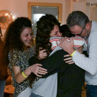 This handout picture released by the Israeli Government Press OFfice (GPO) shows the father (R) of Israeli hostage Romi Gonen (2nd R) and other family members welcoming her at the Sheba medical centre in Ramat Gan near Tel Aviv, on January 19, 2025, following her release after a ceasefire and hostage-prisoner exchange deal in the war between Israel and Hamas was implemented. The first three Israeli hostages, including Gonen, were released on January 19 under a long-awaited Gaza truce aimed at ending more than 15 months of war that has ravaged the Palestinian territory. (Photo by Maayan TOAF / GPO / AFP) / Israel OUT / XGTY / === RESTRICTED TO EDITORIAL USE - MANDATORY CREDIT "AFP PHOTO / Handout / GPO' - NO MARKETING NO ADVERTISING CAMPAIGNS - DISTRIBUTED AS A SERVICE TO CLIENTS ==<!-- NICAID(15956782) -->