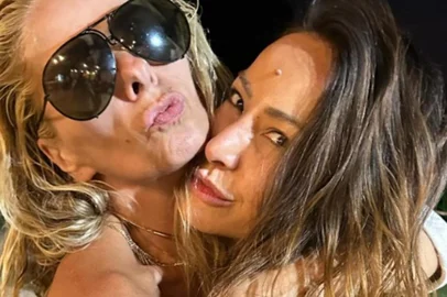 Adriane Galisteu e Sabrina Sato celebram Natal juntas.<!-- NICAID(15634252) -->