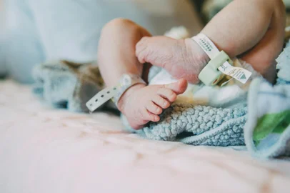 Bebê recém-nascido no hospital. Foto: Cari / stock.adobe.comFonte: 172829774<!-- NICAID(15789351) -->