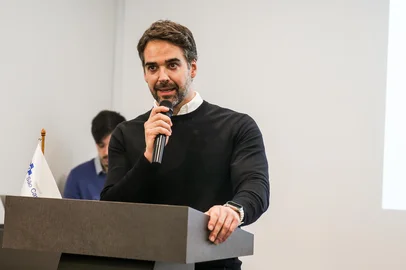 Neimar de Cesero / Grupo RBS Em Farroupilha, Eduardo Leite realiza entregas e assina convênio para novo sistema no hospital São Carlos<!-- NICAID(16363715) -->