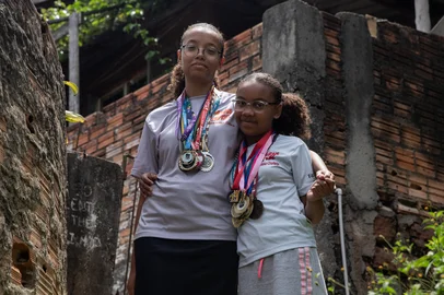 PORTO ALEGRE, RS, BRASIL, 15.01.2025: Irmãs campeãs no xadrez. As irmãs Gabrielle da Silva Pires Conceição, 17 anos, e Valentina Charlotte da Silva, 8 anos. Elas são campeãs gaúchas de xadrez e receberam apoio do programa Internacional Drop Dead Generous. Fotos: Duda Fortes/Agencia RBS<!-- NICAID(15953760) -->