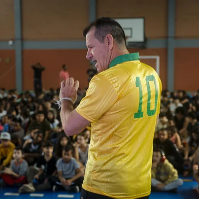 Porto Alegre, RS, Brasil, 03-04-2025: O ex-jogador Dunga e o lutador Renato Moicano participam de palestra para estudantes na Escola Municipal de Ensino Fundamental Vereador Antônio Giúdice, no bairro Humaitá. Foto: Mateus Bruxel / Agência RBSIndexador: MATEUS BRUXEL<!-- NICAID(16009212) -->