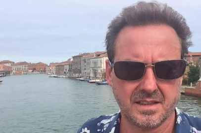 Morreu neste domingo (29), em Caxias do Sul, Vilson Toscan, 60 anos. Ele era integrante do grupo teatral Miseri Coloni desde 1990 e apresentou por muitos anos o programa Cancíonissima, na Rádio São Francisco, ao lado de Arcangelo Zorzi Neto e Nadir Tonus. Toscan estava se recuperando em casa de um AVC que sofreu há alguns dias. Neste domingo, ele teve novas complicações de saúde e faleceu em casa. Natural de Nova Pádua, Toscan foi tema de uma reportragem do Pioneiro em 2015. À época, ele relatou a emoção de encontrar suas raízes italianas durante uma turnê do grupo Miseri Coloni pela região do Vêneto, em 1994. Foi lá que ele encontrou e trocou cartas por muitos anos com o parente italiano Sabino Toscan.<!-- NICAID(14875455) -->