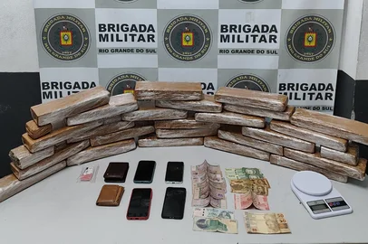 Três pessoas são presas com 24kg de drogas e moeda estrangeira em Caxias do Sul<!-- NICAID(16040022) -->