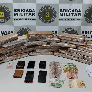 Três pessoas são presas com 24kg de drogas e moeda estrangeira em Caxias do Sul<!-- NICAID(16040022) -->