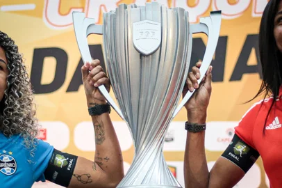 A Federação Gaúcha de Futebol (FGF) promoveu, nesta sexta-feira (3), um evento com as capitãs Bruna Benites e Maglia, e os técnicos Maurício Salgado e Patrícia Gusmão, de Inter e Grêmio, respectivamente. O "Pré-jogo das campeãs" foi transmitido pelo canal da FGF no Youtube.<!-- NICAID(14959012) -->
