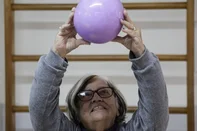 PORTO ALEGRE, RS, BRASIL, 31-07-2025: Érica Gusmão, 81 anos, durante atividade de dança na cadeira na VivaClub Academia 60+ no bairro Menino Deus. Academias voltadas ao público acima de 60 anos ganham espaço em Porto Alegre. Foto: Mateus Bruxel/Agência RBSIndexador: MATEUS BRUXEL<!-- NICAID(16091756) -->