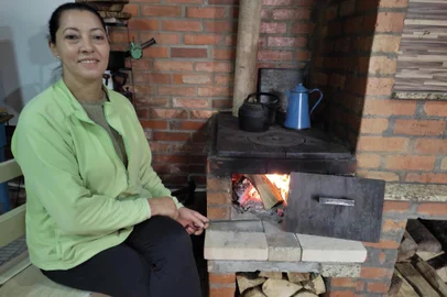 Em semana de prevenção, bombeiros de Caxias alertam sobre risco de incêndios no inverno. Na semana em que se comemora o Dia Nacional do Bombeiro, em 2 de julho, o Corpo de Bombeiro Militar realiza a Semana de Prevenção para orientar a comunidade sobre diversos assuntos. A programação ocorre desde a última segunda (28) com atividades online. Dentre os temas abordados estão dicas simples para evitar incêndios durante o inverno. Com a queda mas temperaturas, como a registrada nesta terça-feira (29), aumenta a preocupação da corporação, especialmente, das equipes da Serra com o número de ocorrências que podem ser provocadas pelo uso de aparelhos elétricos para aquecer os ambientes. São equipamentos que fazem parte da vida dos moradores de Caxias do Sul e região, como fogões a lenha, lareiras e aquecedores. Na foto, Adenilda Martines.<!-- NICAID(14820805) -->