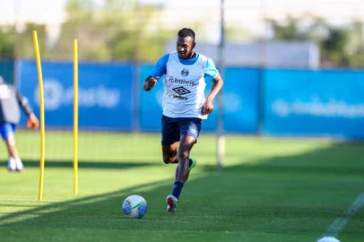O meio-campista Edenilson participa de treino do Grêmio no CT Luiz Carvalho.<!-- NICAID(15892164) -->