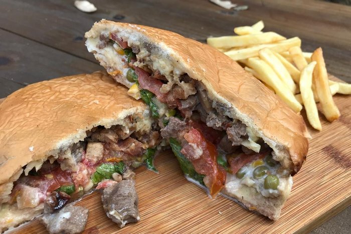 Xis pelo RS: o lanche se tornou um símbolo gastronômico do Estado, confira  cidades que oferecem versões saborosas