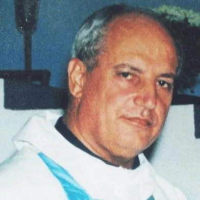 O Vaticano divulgou nesta segunda-feira (14), que o papa Francisco aprovou decretos relativos à beatificação do italiano, Padre Nazareno Lanciotti, que foi mártir no Brasil, e da religiosa indiana, Eliswa da Bem-aventurada Virgem, fundadora da Congregação das Irmãs Carmelitas Teresianas. A beatificação é o reconhecimento, por parte da Igreja Católica, de que um fiel detentor de virtudes está no Paraíso. Ela permite que o beato seja venerado localmente e é considerada um passo em direção à canonização — quando a pessoa é declarada santa e passa a ser venerada universalmente.Nos decretos, o Papa também declarou como venerável o espanhol Antoni Gaudí, conhecido como “arquiteto de Deus”, responsável pela direção das obras da Basílica da Sagrada Família, em Barcelona<!-- NICAID(16016596) -->