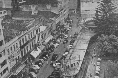 Abrigo de bondes da praça XV de Novembro, em Porto Alegreem 1959<!-- NICAID(15917419) -->