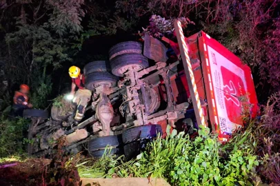 Comando Rodoviário da Brigada Miltar / Divulgação Colisão entre caminhão e micro-ônibus deixa mais de dez pessoas feridas em Passo Fundo<!-- NICAID(16187475) -->