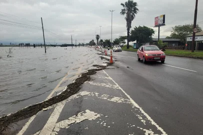 Rio Gravataí invade Avenida Assis Brasil, em Cachoeirinha<!-- NICAID(15605967) -->