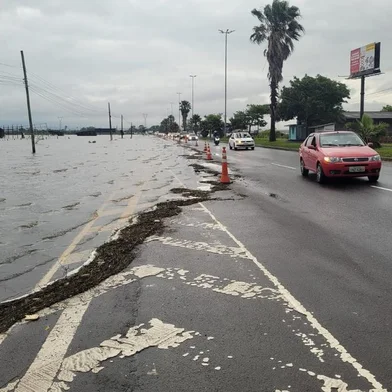 Rio Gravataí invade Avenida Assis Brasil, em Cachoeirinha<!-- NICAID(15605967) -->