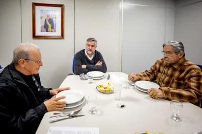 Dois maiores expoentes do PT no Rio Grande do Sul, Olívio Dutra e Tarso Genro foram convidados para um almoço nesta quarta-feira (10) na sede do Ministério da Reconstrução. Por cerca de uma hora, os ex-governadores compartilharam com o ministro Paulo Pimenta impressões sobre as consequências do desastre climático e as providências necessárias para a recuperação do Estado.<!-- NICAID(15810873) -->