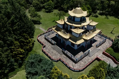 André Ávila / Agencia RBS TRÊS COROAS, RS, BRASIL, 21-11-2025: Fotos para reportagem especial sobre os 30 anos do Chagdud Gonpa Khadro Ling, Templo Budista em Três Coroas. O líder religioso Chagdud Tulku Rinpoche mudou-se para o Brasil em 1994 e começou a construção do Khadro Ling, na cidade gaúcha de Três Coroas. A maior da América Latina, recebe milhares de visitantes, religiosos ou turistas. (Foto: André Ávila/Agência RBS)Local: Três Coroas<!-- NICAID(16167677) -->