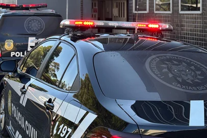 A 1ª Delegacia de Polícia de Caxias do Sul deflagrou ação voltada ao combate a roubos a pedestres na área central da cidade, a qual resultou na prisão preventiva de um suspeito e no cumprimento de dois mandados de busca em suas residências nos bairros Primeiro de Maio e São Caetano.<!-- NICAID(16106667) -->